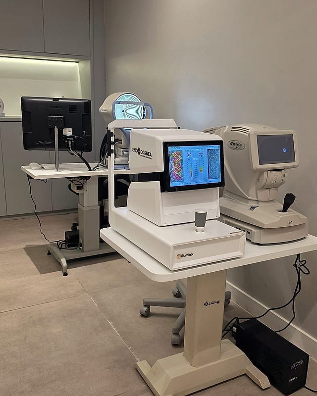 Sala de exames com o microscópio especular, o tonômetro e o topógrafo de córnea